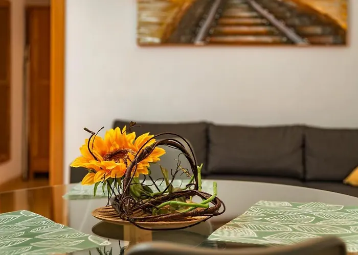 Parrot's House * يوريت دي مار